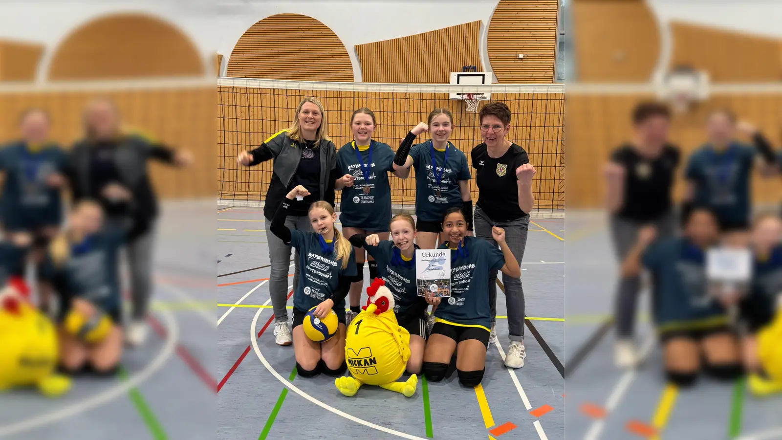 Große Herausforderungen warten auf die Hahnbacher Volleyballmädels der U 13 bei der „Bayerischen” in der Josef-Graf-Halle. Mit im Bild die Trainerinnen Marina Münch(hinten links) und Elisabeth Lederer(hinten rechts). (Bild: Elisabeth Lederer)