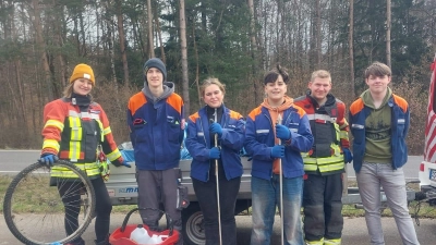 Die Mitglieder der Jugendfeuerwehr Schwend auf dem gefundenen roten Teppich. Von links nach rechts: Jugendwartin Ramona Söhnlein, Georg Kölbel, Alicia Fellner, Yannick Fellner, Jugendwart Marco Nitzbon und Matthias Schötz. (Bild: Laura Stark)