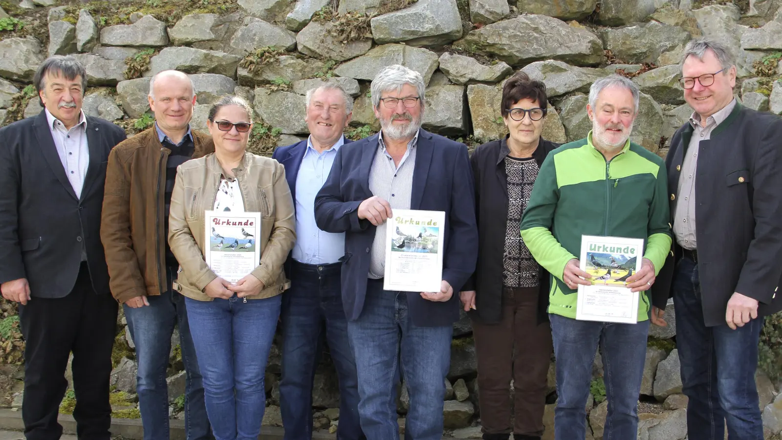 Über sehr gute Erfolge im Reisejahr 2025 konnten sich die Brieftaubenzüchter der Einsatzstelle Niedermurach freuen. Von links: Vorsitzender Willibald Pirzer, Martin und Mihaela Stefan, Vorsitzender Anton Stigler, Josef und Doris Leonhardt, Robert Brandstätter, Bürgermeister Martin Prey. (Bild: Josef Böhm)