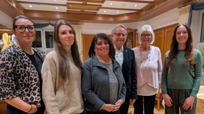 Der engere DFG-Vorstand: Von links Schatzmeisterin Marina Ernstberger, die gleichberechtigten Vorsitzenden Arabella Hammerer, Anita Hammerer und Karl-Heinrich Voh, Schriftführerin Waltrude Schiller und Lisa Schicker, die neu ins Quartett der Vorsitzenden gewählt wurde. (Bild: Paul Zrenner)