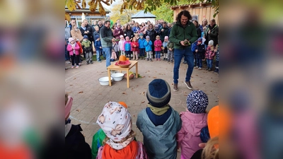 Im Gurken-Parcours traten Kindergartenpapas gegeneinander an (Bild: Lena Schmidt)