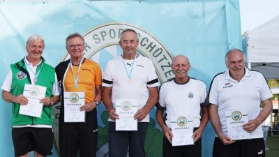 In seinem Garchinger „zweiten Wohnzimmer” gewann Hubert Schulze (Zweiter von links) einen weiteren Bogensport-Landesmeistertitel. (Bild: Angelique Dorner)