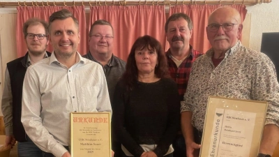 Mitglied des Jahres Matthias Sauer, Ehrenmitglied Reinhard Sertl, Pfarrer Hubert Barthel und die Vorstandschaft der DJK Neuhaus. (Bild: Daniela Sauer )