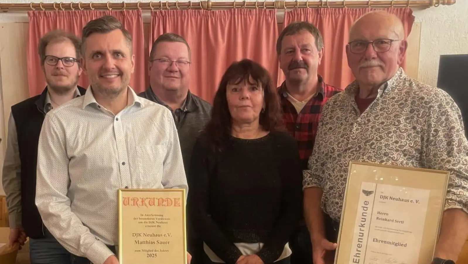 Mitglied des Jahres Matthias Sauer, Ehrenmitglied Reinhard Sertl, Pfarrer Hubert Barthel und die Vorstandschaft der DJK Neuhaus. (Bild: Daniela Sauer )