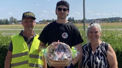 Mit seinem 4 Gesamtsieg der Saison beim MSC Pegnitz krönte Florian Fachtan seine Topleistung 2026.<br>Von links: Slalomleiter Horst Scherzer, Florian Fachtan und Inge Scherzer vom MSC Pegnitz. (Bild: Karl-Heinz Dietrich )