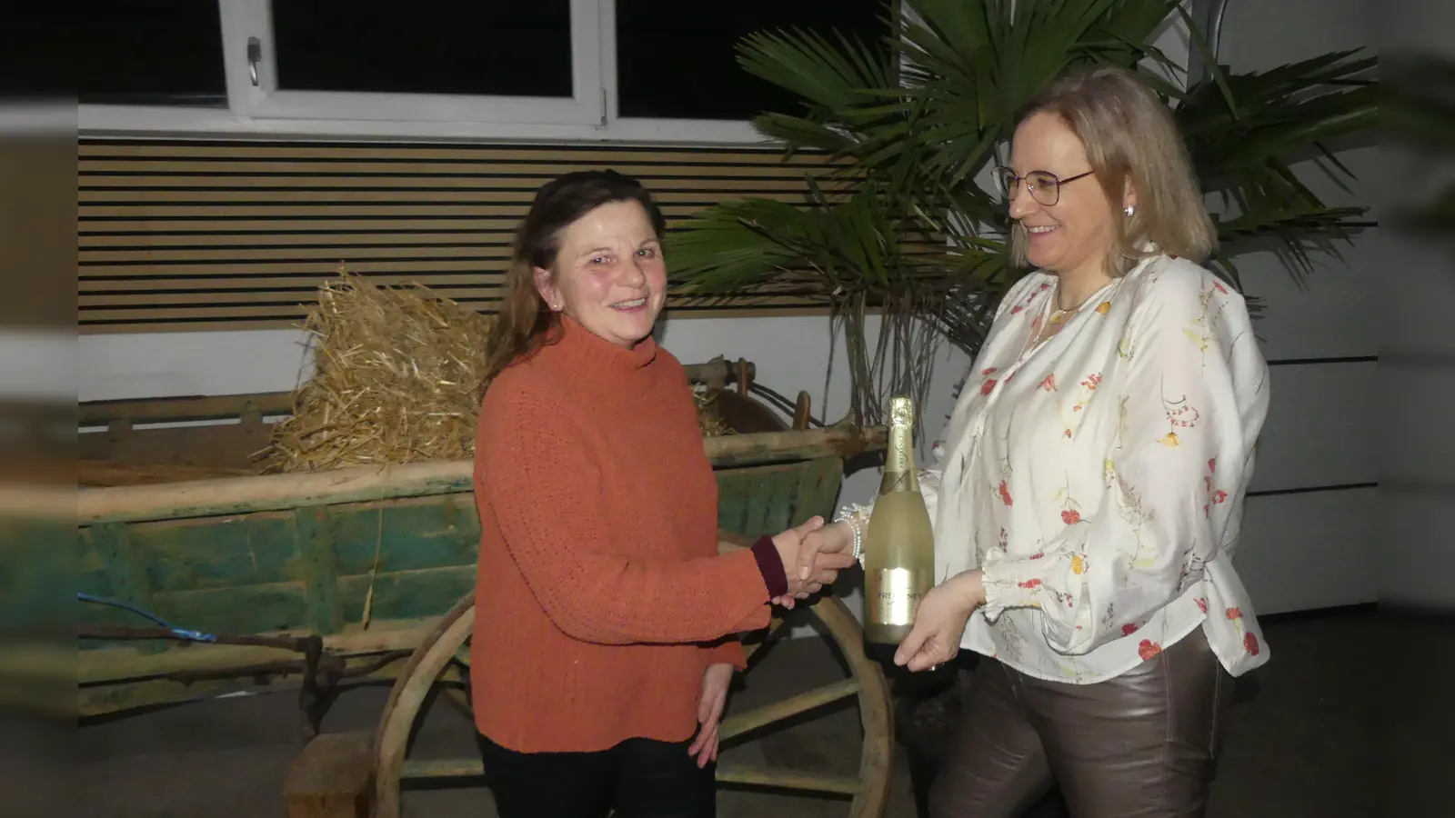 Petra Engelmann gratulierte Diana Kleber (links) zur „Zertifizierten Obstbaumpflegerin” (Bild: Walther Hermann)