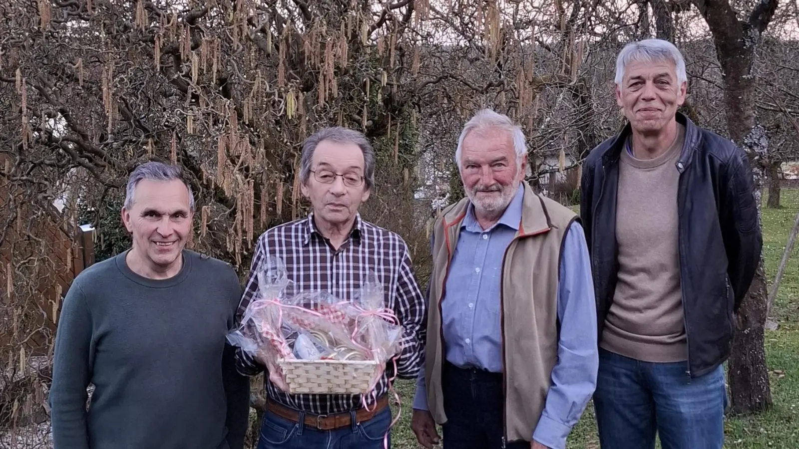 im Bild von links: 2. Vorstand Robert Reichenberger, Jubilar Georg Friese, 1, Vorstand Helmut Fackler, Kassier u. Schriftführer Karl Weber (Bild: Thomas Rösch)