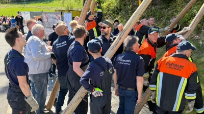 Gute Zusammenarbeit der beiden Wehren! (Bild: Rüdiger Hettler)