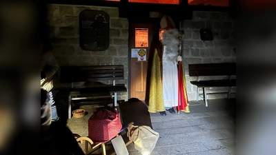 Der Nikolaus freute sich sehr als er die Kinder mit den Familien vor der Nepomuk Kapelle im Wald sah. (Bild: Stephanie Leißl)