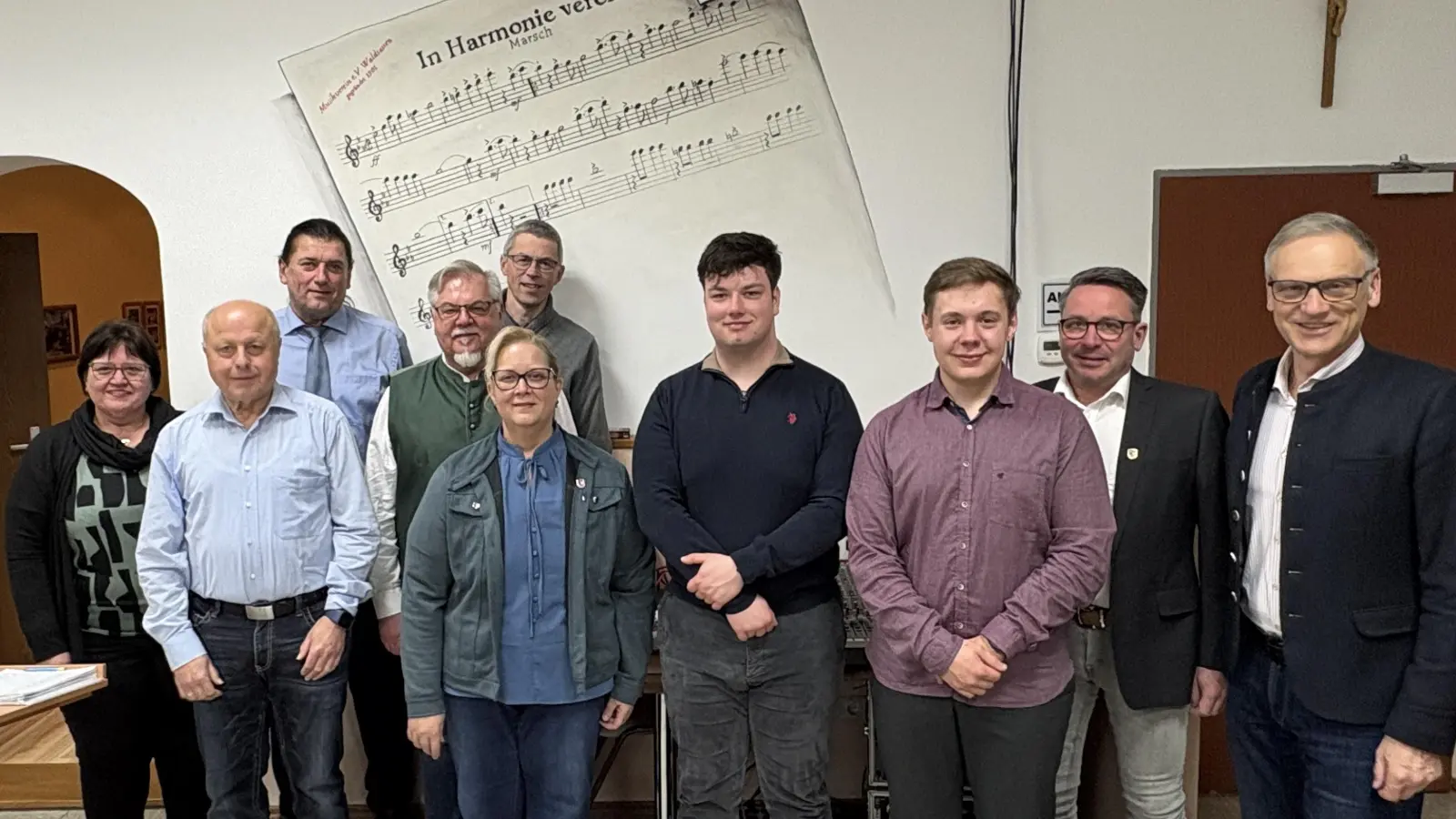 Neue Vorstandschaft des Musikverein Waldsassen mit ausscheidenden Vorstandschaftsmitgliedern. V.l.n.r: Claudia Bezold, Reinhold Tragl, Konrad Kißwetter, Dirigent Franz Bartl, Siegfried Schiml, Kassiererin Claudia Hart, Schriftführer Benedikt Scharnagl, 1. Vorstand Niklas Hart, langjähriger Vorstand Peter Erl, Bürgermeister Bernd Sommer (Bild: Markus Scharnagl)