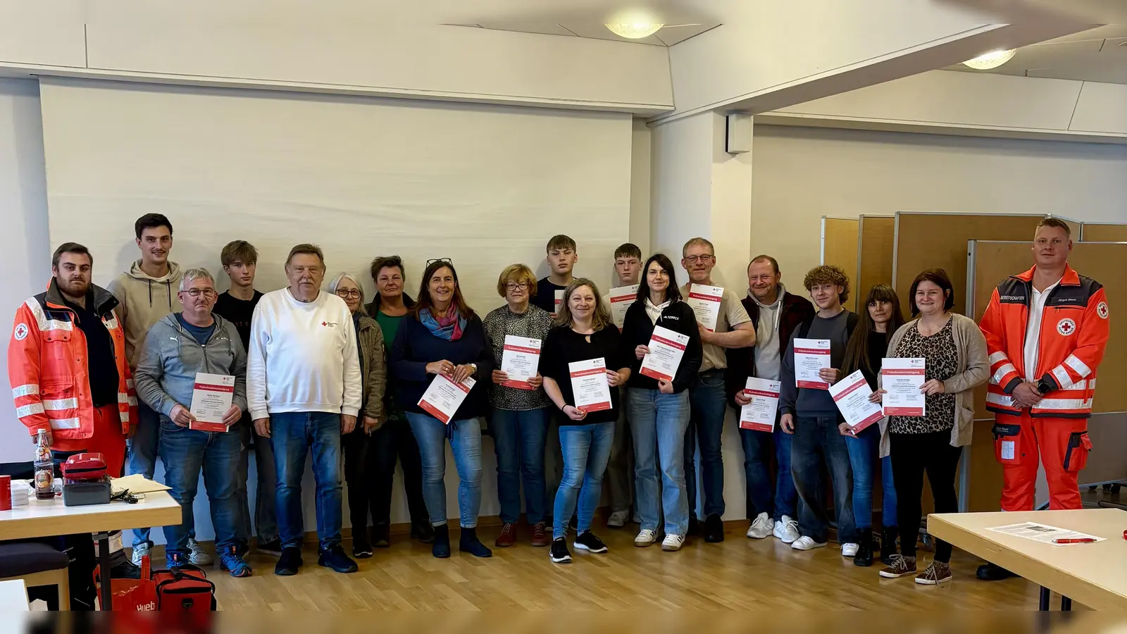 Nach dem Kurs gab es für jeden Teilnehmer ein Zertifikat, übergeben von Josef Sollfrank (5.v.Links) und den beiden Helfern vor Ort Philipp Kraus (links) und Jürgen Bauer (rechts) (Bild: Jürgen Bauer)