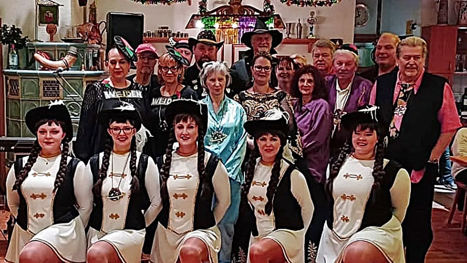 Erinnerungsbild mit den Narrhalla Weiden, den Ehrengästen und Ordensempfängern. (Bild: Edmund Flenz)