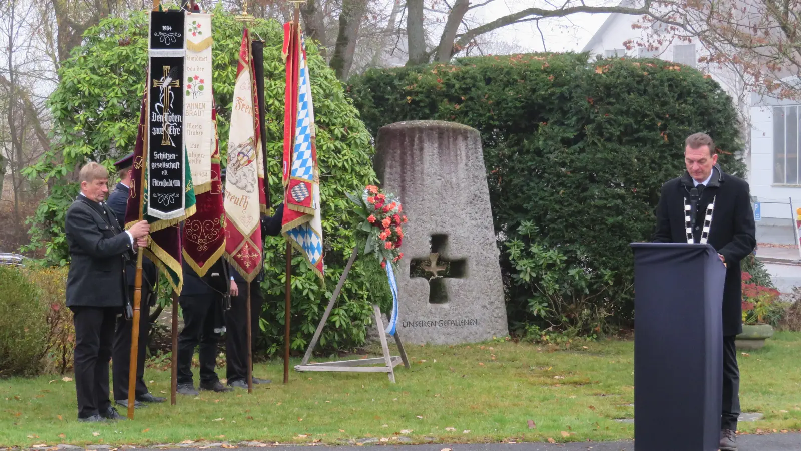 Bürgermeister Ernst Schicketanz gedachte der Toten der beiden Weltkriege. (Bild: Johann Adam)