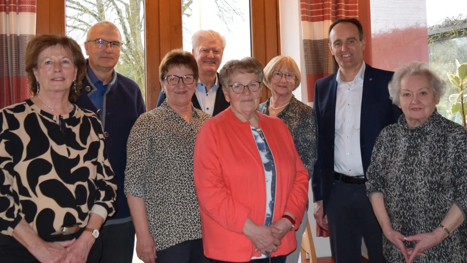 Für die nächsten vier Jahre zeigen sich für den VdK-Ortsverband zuständig: (von links) Erika Renner, Peter Jonscher, Elfriede Winter, Werner Renner, Renate Rupprecht, Rita Wendler. Fanden lobende Worte für die Ehrenamtlichen: 1. Bürgermeister Hans-Jürgen Strehl und Kreisvorsitzende Marianne Kies-Baldasty.  (Bild: Elfriede Winter )