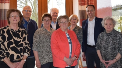Für die nächsten vier Jahre zeigen sich für den VdK-Ortsverband zuständig: (von links) Erika Renner, Peter Jonscher, Elfriede Winter, Werner Renner, Renate Rupprecht, Rita Wendler. Fanden lobende Worte für die Ehrenamtlichen: 1. Bürgermeister Hans-Jürgen Strehl und Kreisvorsitzende Marianne Kies-Baldasty.  (Bild: Elfriede Winter )