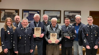 Der langjährige Kommandant Albert Reis (Vierter von links) ist neues Ehrenmitglied der Feuerwehr Friedersreuth. Er gehört dem Feuerwehrverein seit 50, sein Kamerad Hans Wittmann (Vierter von rechts) seit 60 Jahren an. (Bild: Dominik Panzer)