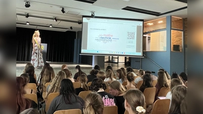 Die amtierende Miss Oberpfalz weckt das Interesse der Schülerinnen an MINT Berufen.<br> (Bild: Liane Schuster)