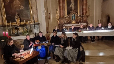 Die Mitwirkenden bei der „Herbergssouch“ des Heimatvereins Birgland in der St. Veit-Kirche in Illschwang (Bild: Gerda Donhauser)
