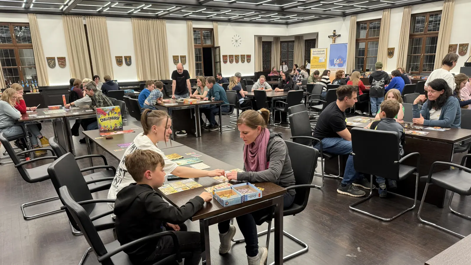 Über 70 Teilnehmende jeder Altersstufe machten die achte Boardgamesnight im Landratsamt Tirschenreuth wieder mal zu einem vollen Erfolg.  (Bild: Rainer Seidel)