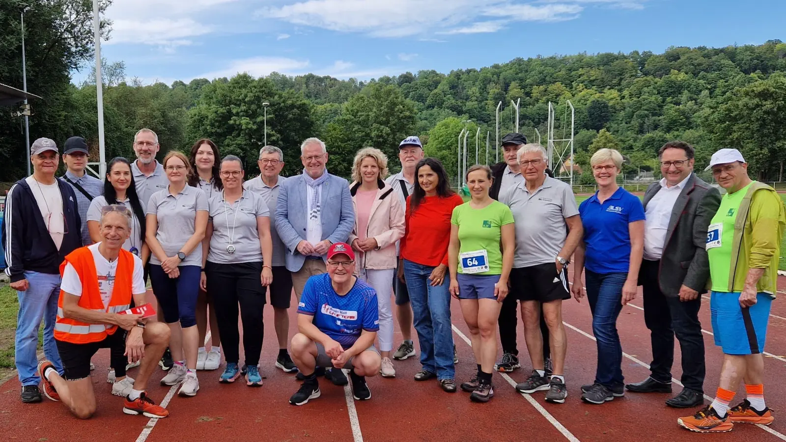 Schwandorfer Sportabzeichenprüfer mit OB Andreas Feller (Bild: Walter Zilch)