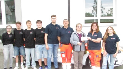 FU-Vorsitzende Christine Härtl (3. v. rechts) übergab an Carmen STubenvoll (2. v. rechts) und Stefan Lipppik (4. v. rechts) und weitere Helfer vor Ort Haidenaabtal eine Spende von 200 Euro, der Erlös aus dem Verkauf der Palmbuschen.  (Bild: Eva Seifried)