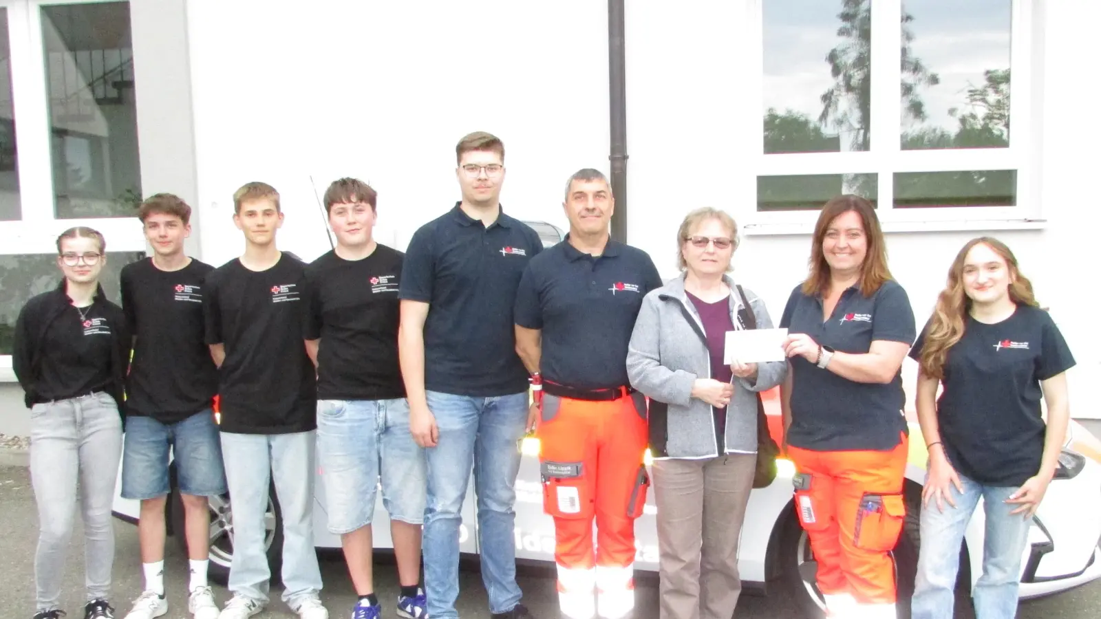 FU-Vorsitzende Christine Härtl (3. v. rechts) übergab an Carmen STubenvoll (2. v. rechts) und Stefan Lipppik (4. v. rechts) und weitere Helfer vor Ort Haidenaabtal eine Spende von 200 Euro, der Erlös aus dem Verkauf der Palmbuschen.  (Bild: Eva Seifried)