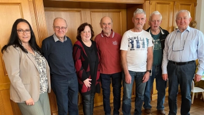 VdK-Kreisvorsitzende Carola Brust (li) und Anton Gareis (re) ehrten langjährige Mitglieder des Ortsverbandes Pressath. Es gratulierte auch die neue Ortsvorsitzende Alexandra Stangl (3.v.li.).  (Bild: Robert Dotzauer)