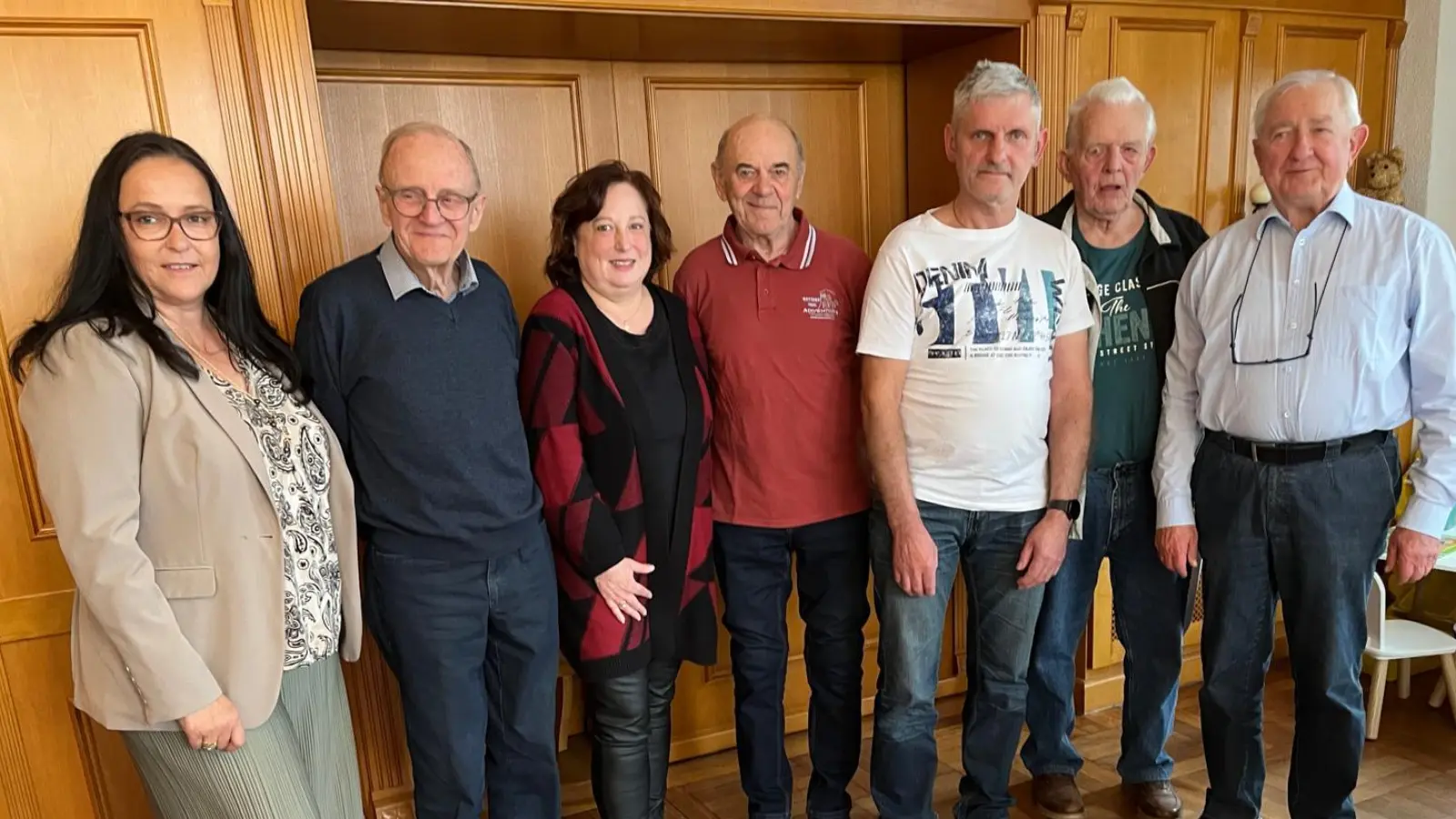 VdK-Kreisvorsitzende Carola Brust (li) und Anton Gareis (re) ehrten langjährige Mitglieder des Ortsverbandes Pressath. Es gratulierte auch die neue Ortsvorsitzende Alexandra Stangl (3.v.li.).  (Bild: Robert Dotzauer)