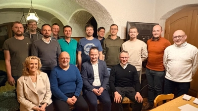 Ein Teil der neuen Vorstandschaft sowie zweite Bürgermeisterin Andrea Lang. (Bild: Stefan Weiß)