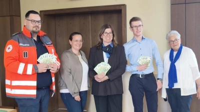 Das Bild zeigt von links: Manuel Maierhöfer, ehrenamtlicher Bereitschaftsleiter des Roten Kreuzes, Fr. Stock, stellv. Schulleiterin und Fr. Andritzki, Schulleiterin, Cailan Voyle, ehrenamtlicher Ministranten Obmann und Vorsitzende Stilla Schuller (Bild: Korina Brenk)