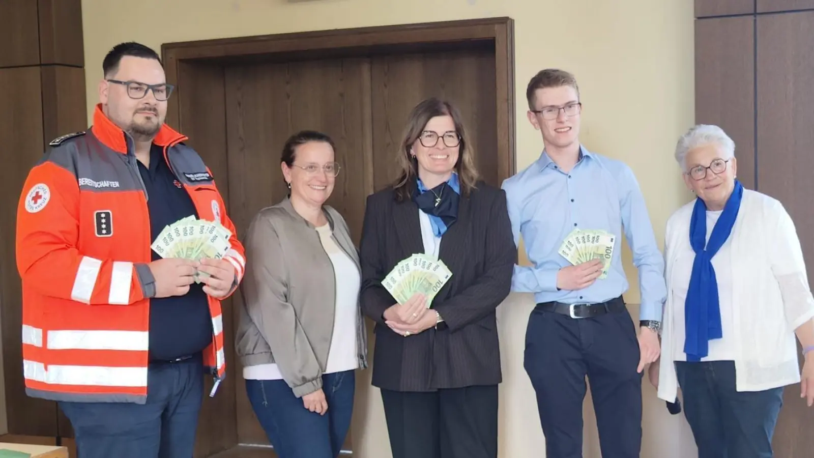 Das Bild zeigt von links: Manuel Maierhöfer, ehrenamtlicher Bereitschaftsleiter des Roten Kreuzes, Fr. Stock, stellv. Schulleiterin und Fr. Andritzki, Schulleiterin, Cailan Voyle, ehrenamtlicher Ministranten Obmann und Vorsitzende Stilla Schuller (Bild: Korina Brenk)