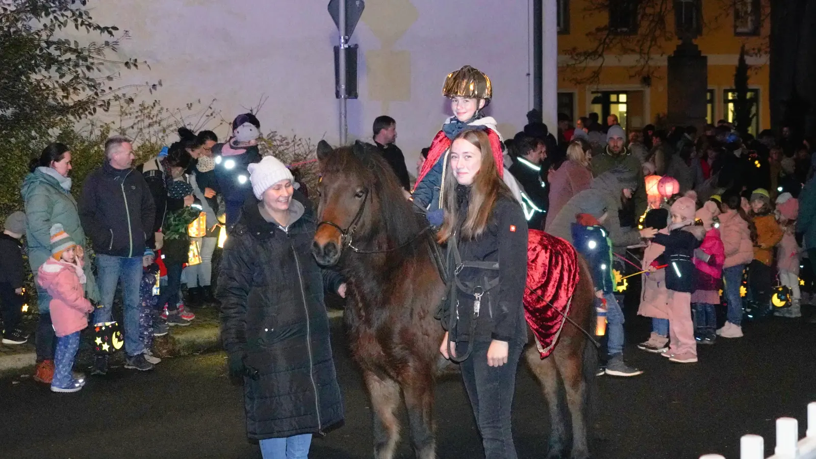 Johanna Bodensteiner führt als St.-Martin-Hauptdarstellerin zusammen mit ihrer Isländerstute „Díva“ den langen Waldthurner Martinszug von der Pfarrkirche zur Kita an. (Bild: Franz Völkl)