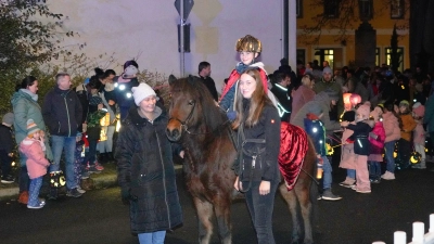 Johanna Bodensteiner führt als St.-Martin-Hauptdarstellerin zusammen mit ihrer Isländerstute „Díva“ den langen Waldthurner Martinszug von der Pfarrkirche zur Kita an. (Bild: Franz Völkl)