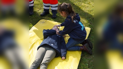 Kinder der Johanniter-Jugend üben stabile Seitenlage. (Bild: Matthias Walk)