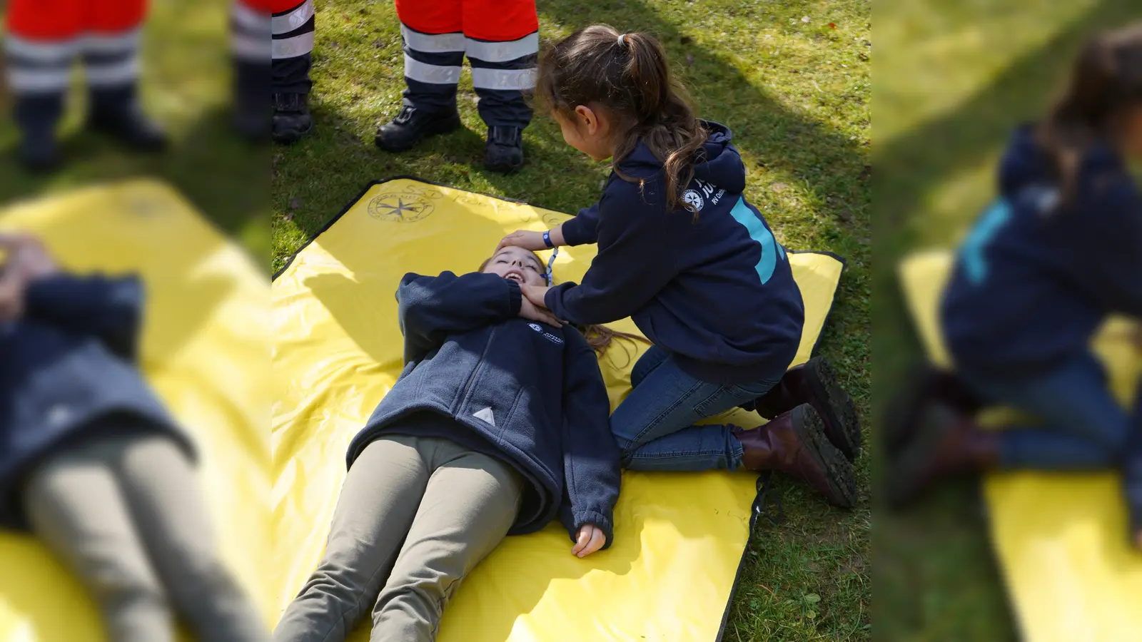 Kinder der Johanniter-Jugend üben stabile Seitenlage. (Bild: Matthias Walk)