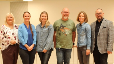 Von links: 2. Realschulkonrektorin Sandra Hering, Tanja Pscherer, Annika Neidhardt, Christian Schuster, 1. Realschulkonrektorin Julia Emmerling, Realschuldirektor Holger König (Bild: Hermann Daubenmerkl)