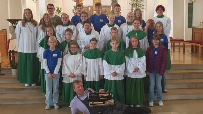 Gemeindereferent Markus Seefeld (vorne) mit den Ministranten aus Schwarzenfeld und Stulln sowie Pfarrer Max Moosbauer (hinten Zweiter von links). (Bild: Josef Maier)