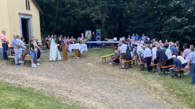 Dekan Alexander Hösl zelebriert den Sonntagsgottesdienst der OWV Tännesberg an der „Auferstehungskapelle” (Bild: Josef Glas)