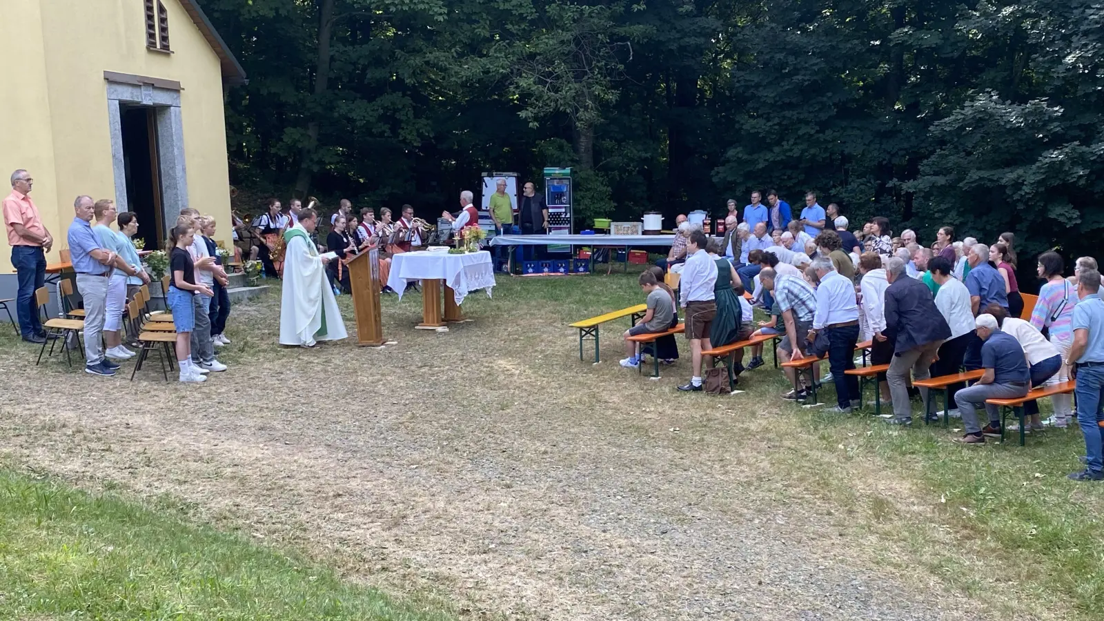 Dekan Alexander Hösl zelebriert den Sonntagsgottesdienst der OWV Tännesberg an der „Auferstehungskapelle” (Bild: Josef Glas)