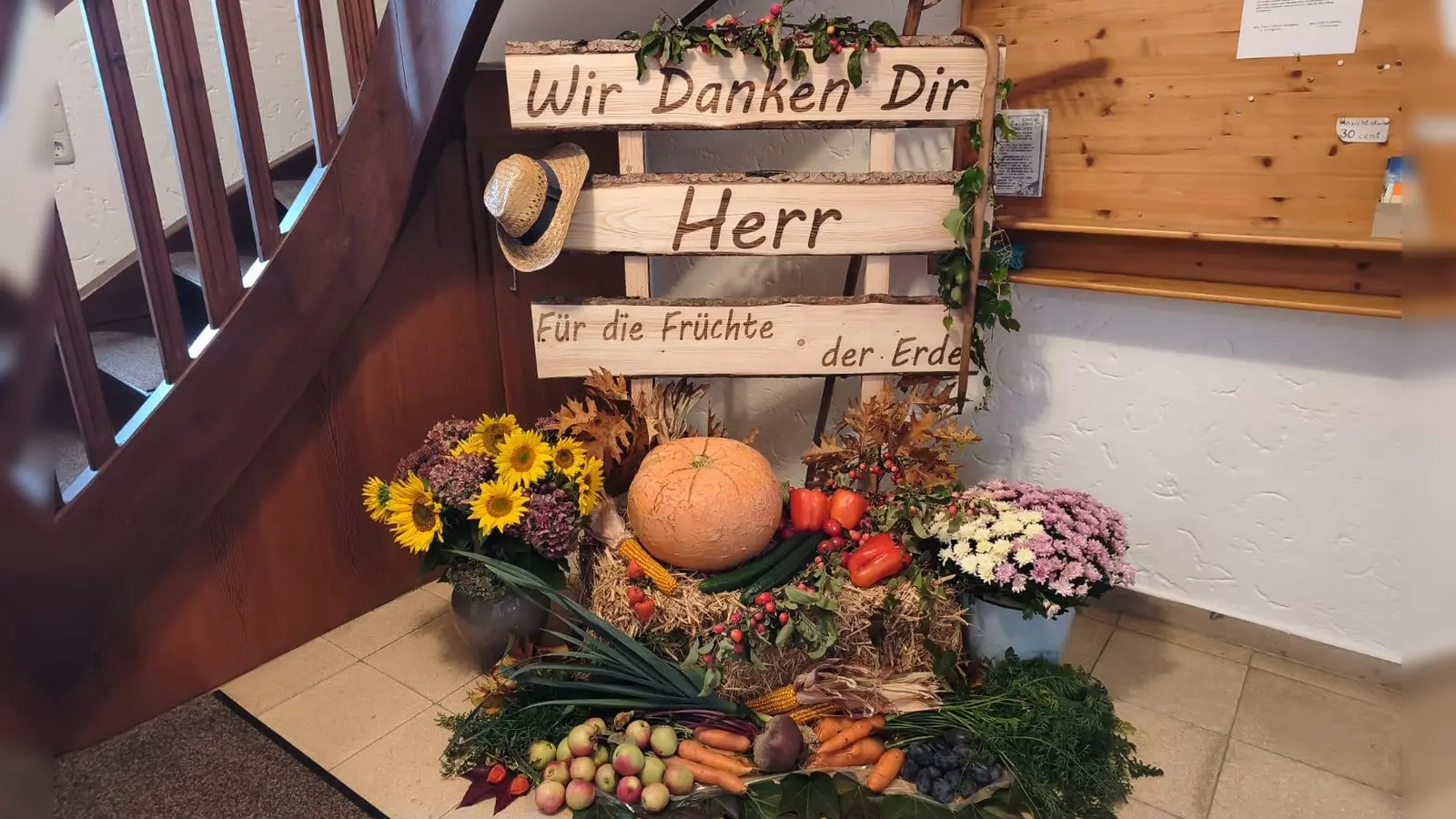 Im Foyer der Filialkirche begrüßte ein Erntedankaltar die Kirchenbesucher. (Bild: Angelika Lang)