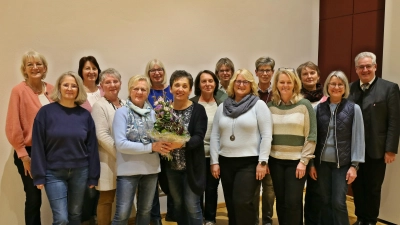 Die neu gewählte Vorstandschaft des Frauenbundes mit Pfarrer Hannes Lorenz (rechts), Vorsitzende Christa Schlagenhaufer (Siebte von links), Schriftführerin Maria Six (Sechste von rechts) sowie Kassenführerin Helga Sebald (Dritte von links) zusammen mit den Beisitzerinnen und Anna Eckl (Fünfte von links). (Bild: Sepp Ferstl)