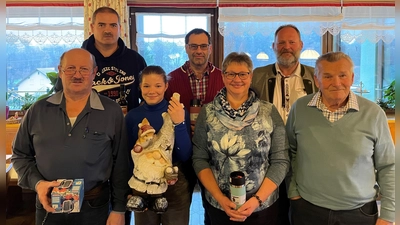 Die Preisträger beim Hubertusschießen in Pirkhof: Martin Leibl (vorne von links), Oswald Schaller, Jürgen Leibl (Erster Schützenmeister) sowie (hinten von links) Johann Brunner, Lena Liebl, Christine Nesner, Siegfried Plößl. (Bild: Almenrauschschützen/exb)