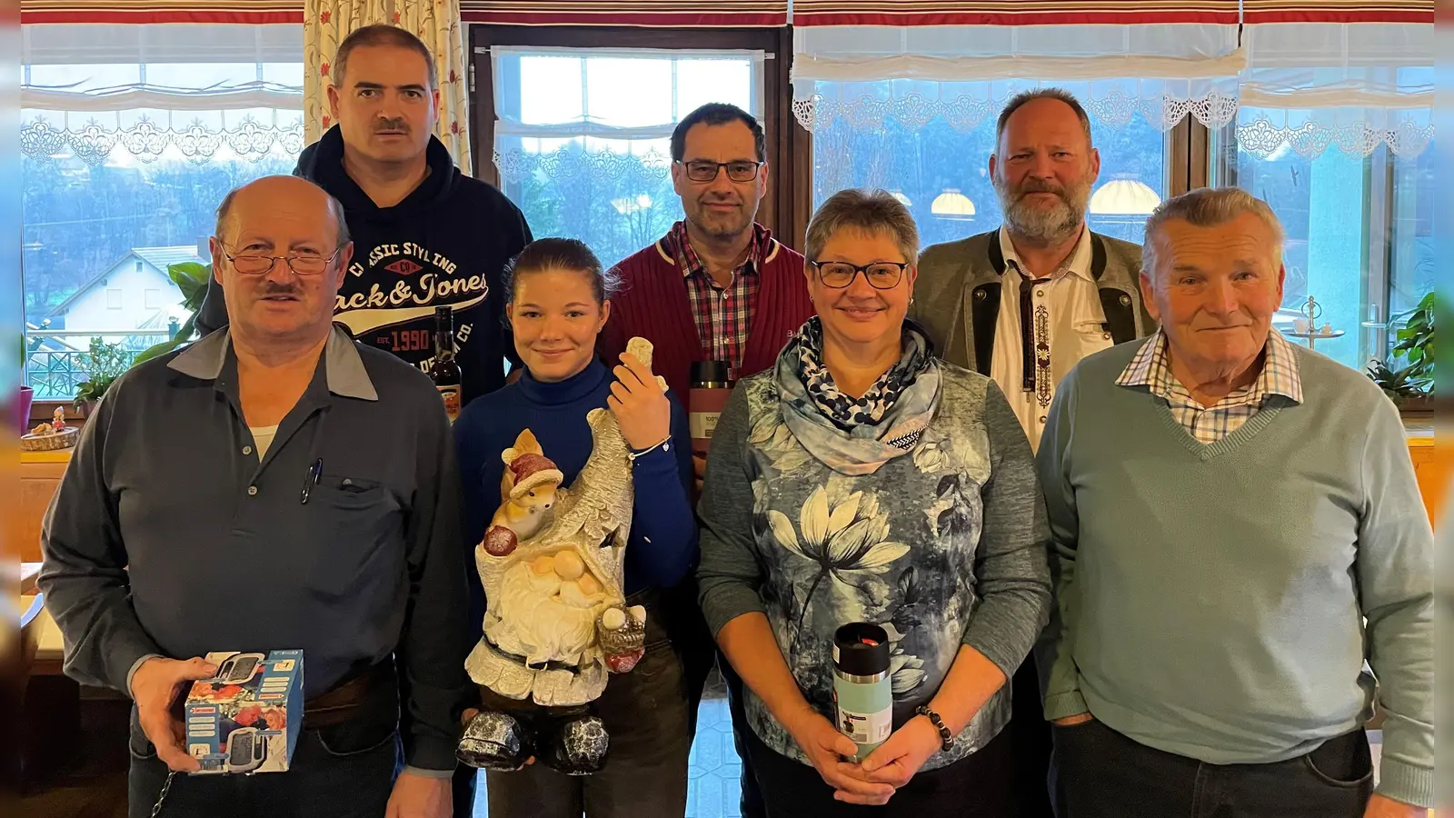 Die Preisträger beim Hubertusschießen in Pirkhof: Martin Leibl (vorne von links), Oswald Schaller, Jürgen Leibl (Erster Schützenmeister) sowie (hinten von links) Johann Brunner, Lena Liebl, Christine Nesner, Siegfried Plößl. (Bild: Almenrauschschützen/exb)