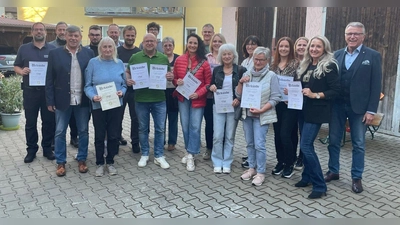 Die Gewinner mit 2.Vorstand Dieter Steinhauser und Bürgermeister Franz Stahl  (Bild:  Martin Rother )