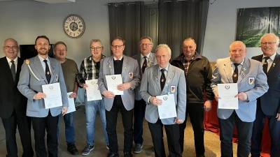 Die Geehrten der Reservisten- und Soldatenkameradschaft Neualbenreuth mit Bürgermeister Klaus Meyer (links), Vorsitzendem Meinhard Köstler (hinten, Mitte) und BSB-Kreisvorsitzendem Ferdinand Lienerth (rechts). (Bild: RSK Bad Neualbenreuth/exb)