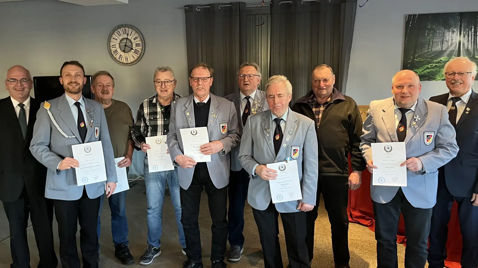 Die Geehrten der Reservisten- und Soldatenkameradschaft Neualbenreuth mit Bürgermeister Klaus Meyer (links), Vorsitzendem Meinhard Köstler (hinten, Mitte) und BSB-Kreisvorsitzendem Ferdinand Lienerth (rechts). (Bild: RSK Bad Neualbenreuth/exb)