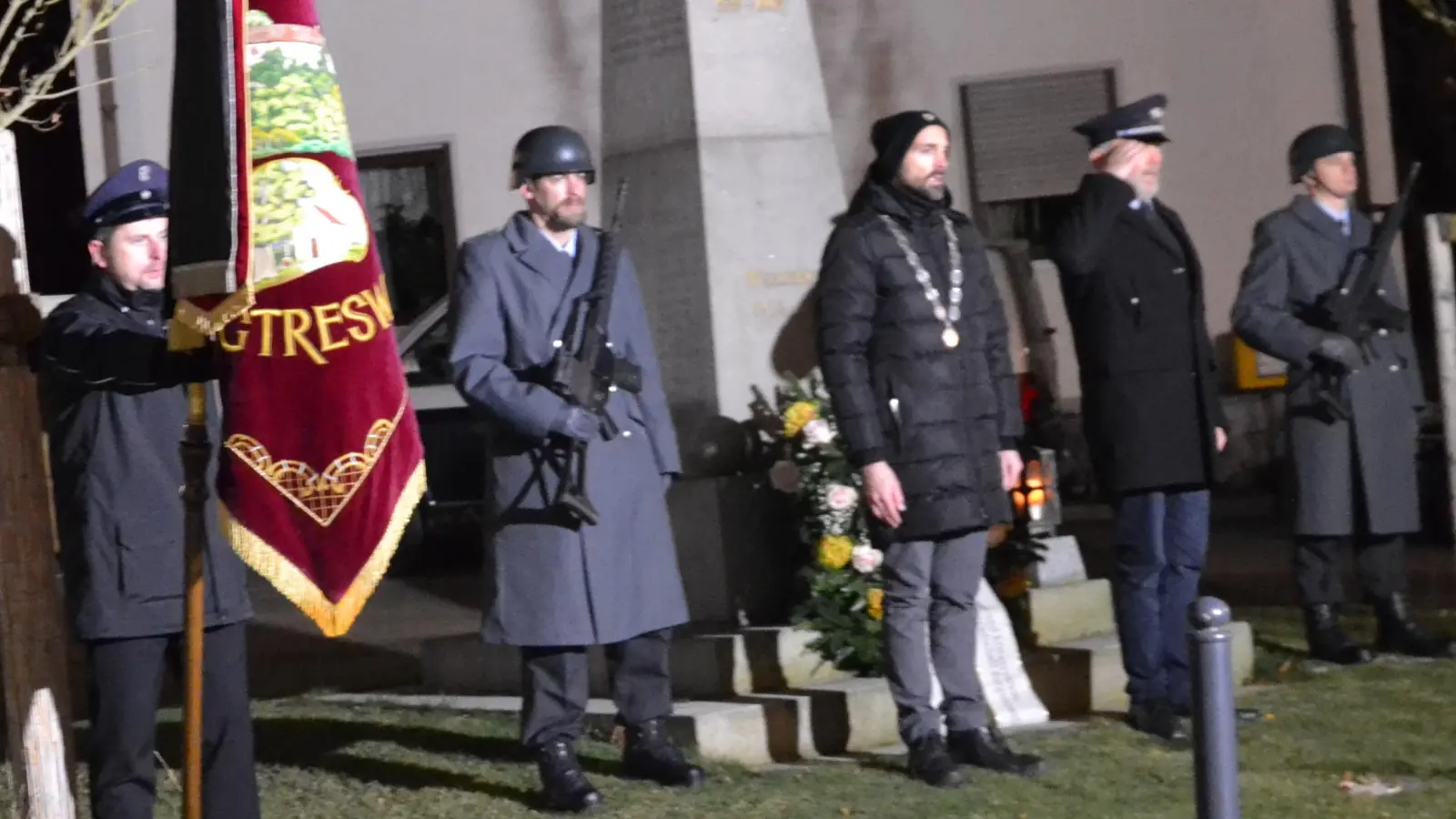 Bürgermeister Armin Bulenda und Norbert Schieder legten im Namen der Marktgemeinde Moosbach, des Kriegerverein Burgtreswitz und der Reservistenkameradschaft Burgtreswitz einen Kranz nieder. (Bild: Peter Garreiss)