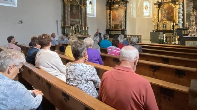 Der ehemalige Kirchenpfleger Hans Maier erzählte Interessantes über die Geschichte der „St. Jodok-Kirche”. (Bild: Josef Glas)