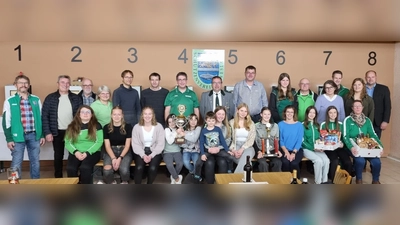 Gesamtfoto aller Sieger des Gaudamen- und Ü40-Schießens 2025. <br>Erster Sportleiter Florian Frischmann (stehend, Achter von rechts), Stellvertreter Karl Bauriedl (Erster von links), sowie Erster Bürgermeister Reiner Gäbl (stehend, Zweiter von links) und dessen Stellvertreter Thomas Kleber (stehend, Erster von rechts) gratulierten. (Bild: Dominik Brenner)