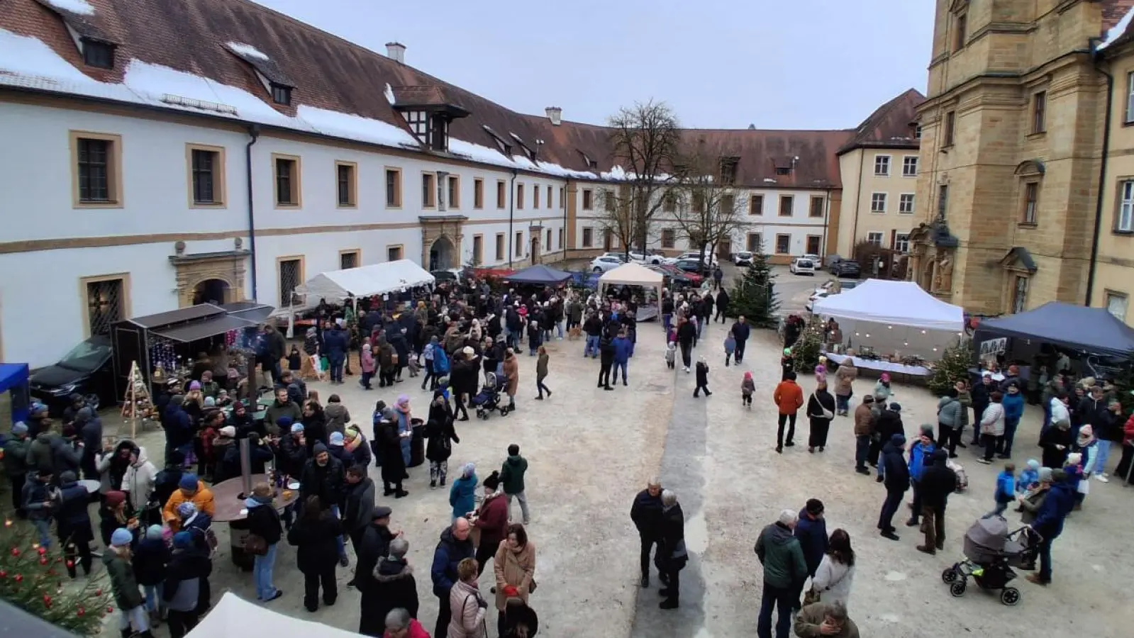 Auf dem Klosterhof, im Kreuzgang und im ersten Stock des Klosters gab es an über 50 Ständen viel Vorweihnachtliches zu entdecken. (Bild: Katharina List)
